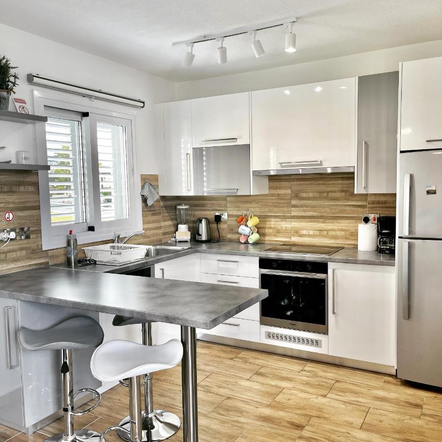 Coral Bay Modern Renovated Apartment By The Sea Paphos Exteriör bild